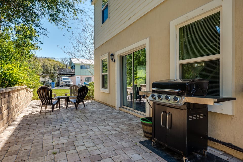 Patio- Outdoor Dining Area + Grill