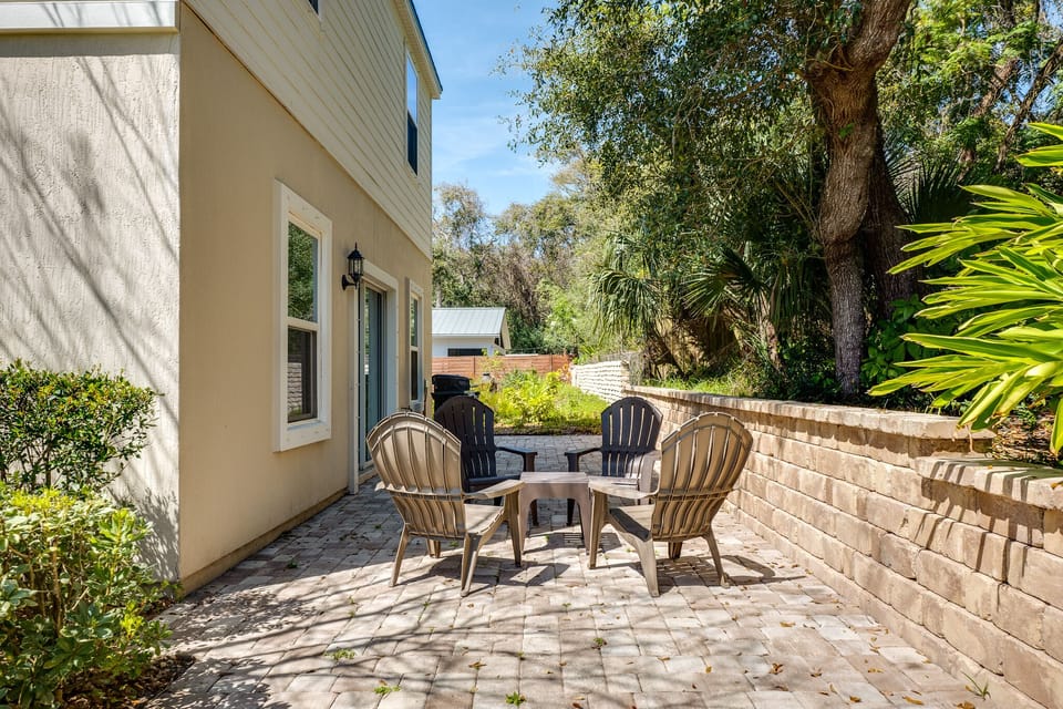 Patio- Outdoor Dining Area + Grill