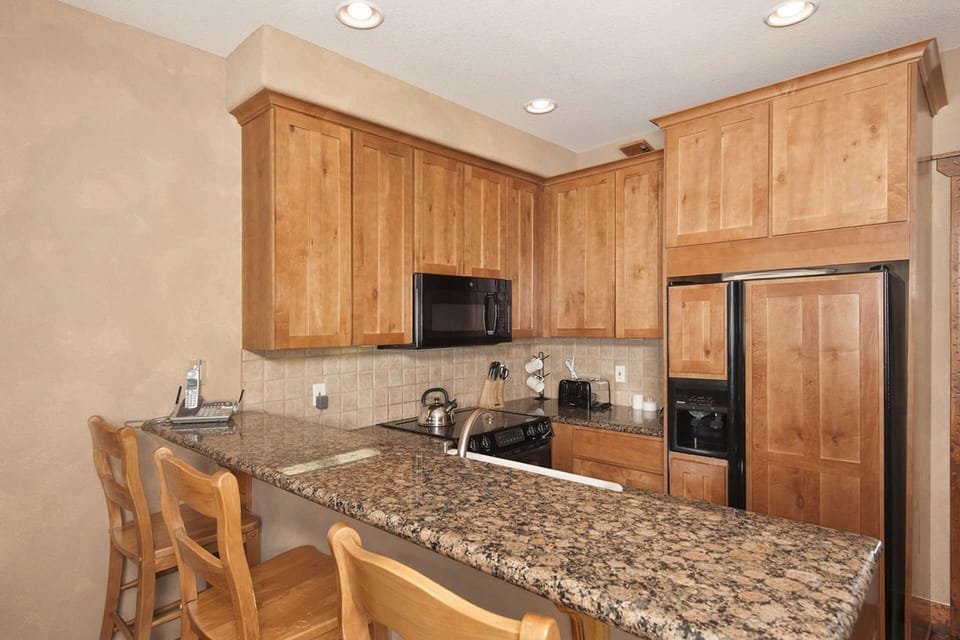 Beautiful Kitchen all ready for your vacation...Coffee Maker+Crockpot+Toaster..all the pots/pans/dishes/glassware/untensils