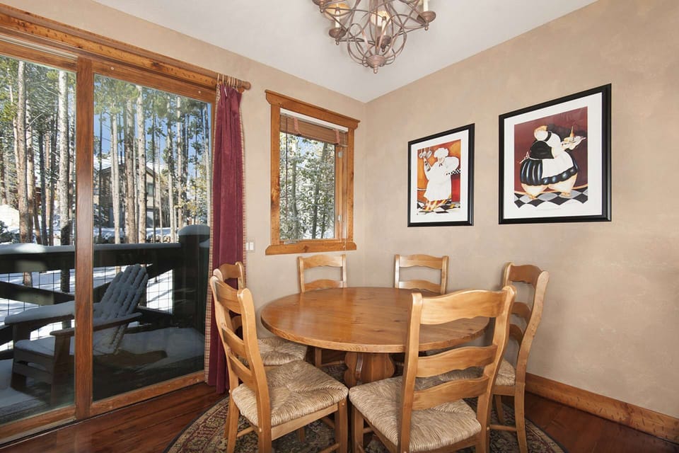 Dining area...slider door to Deck and down to Hot Tub