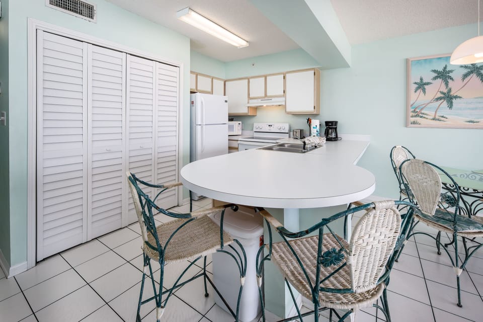 Kitchen - Breakfast Bar - Additional seating at the kitchen island