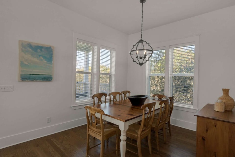 Dining room and bar seating for 8