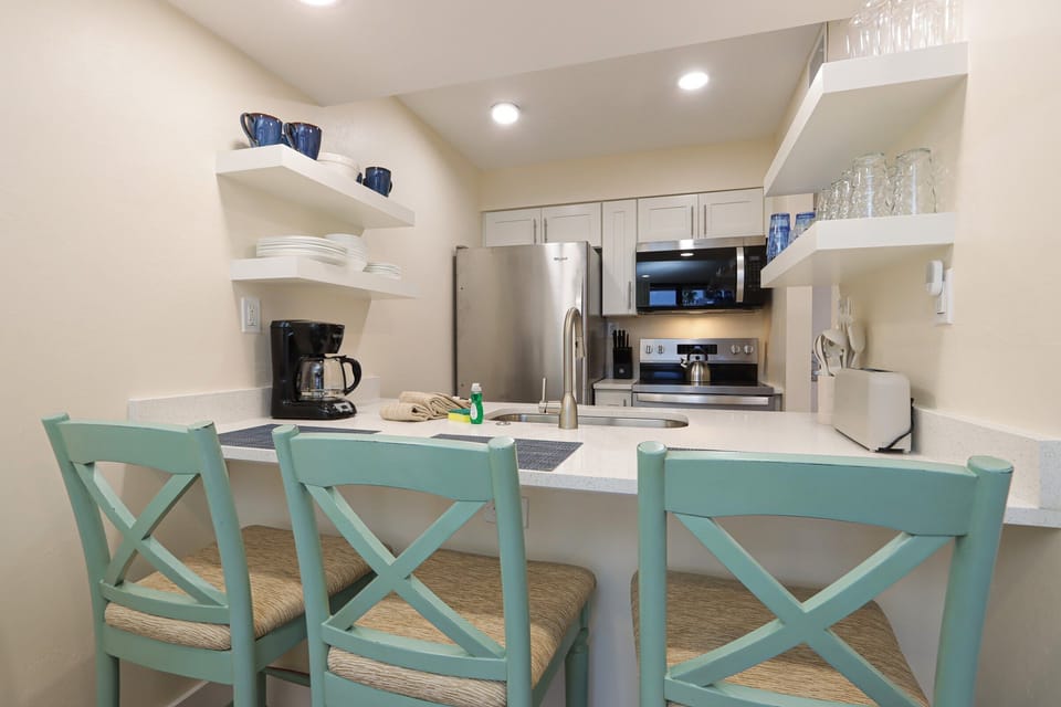 Kitchen with counter seating