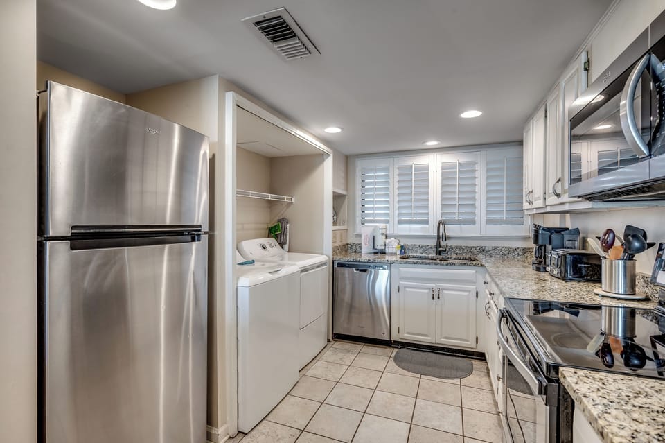 Kitchen with washer/dryer