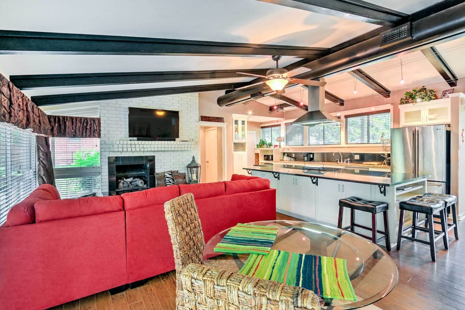 Dining Area | Dishes & Flatware Provided