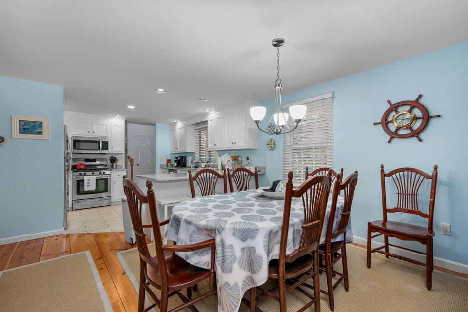 Dining area overlooking the kitchen