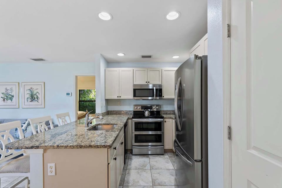 Fully Stocked Kitchen with Luxury Appliances; Granite Counter-tops !