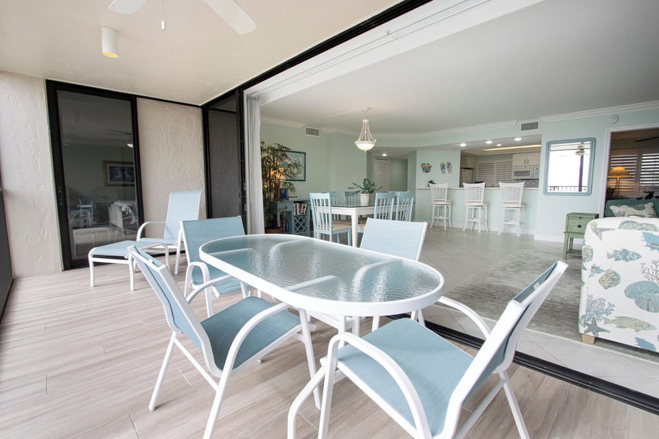 Screened Lanai with outdoor seating