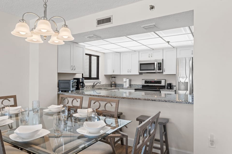 Dining Area - Additional sitting available at the breakfast bar