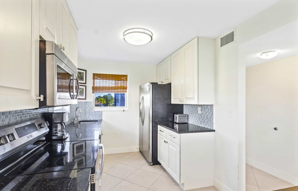 Beautiful Modern Kitchen; Fully Stocked