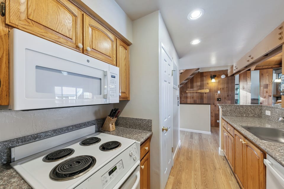 4 burner electric oven and stove with plenty of cooking ware