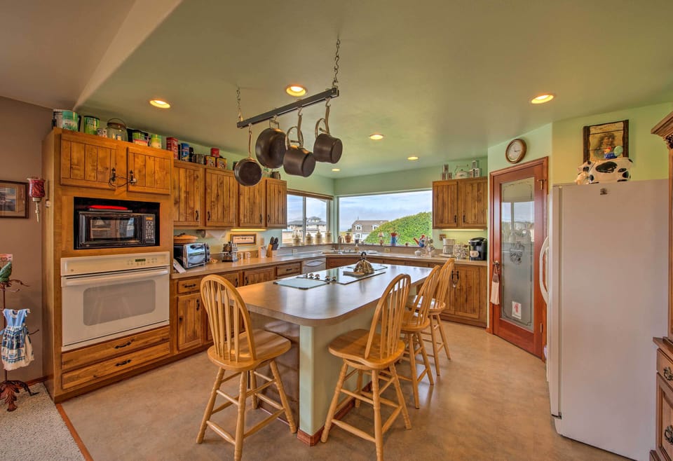 Fully Equipped Kitchen | Keurig Coffee Maker | Standard Drip Coffee Maker