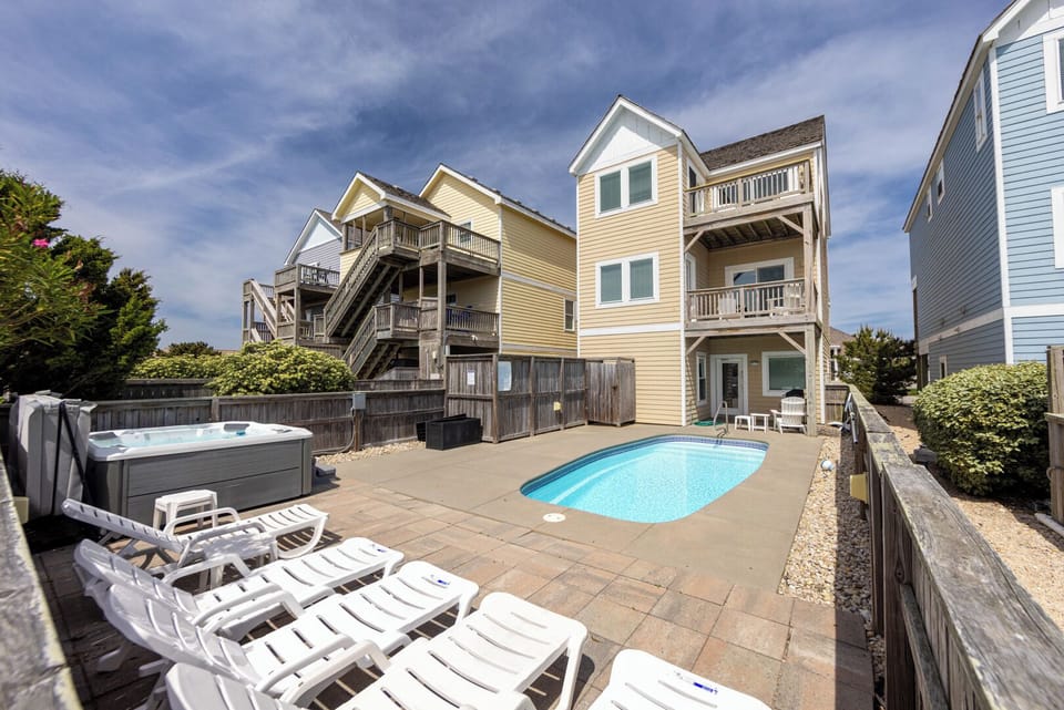 Rear Exterior of Pier Pressure at Sand Castle Village