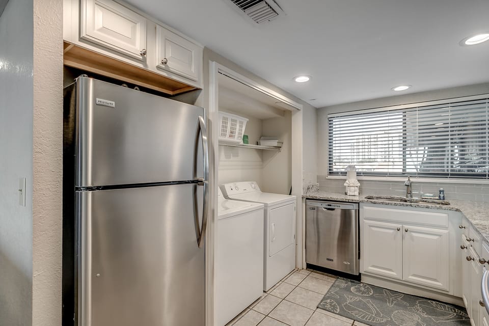 Stainless appliances and washer/dryer