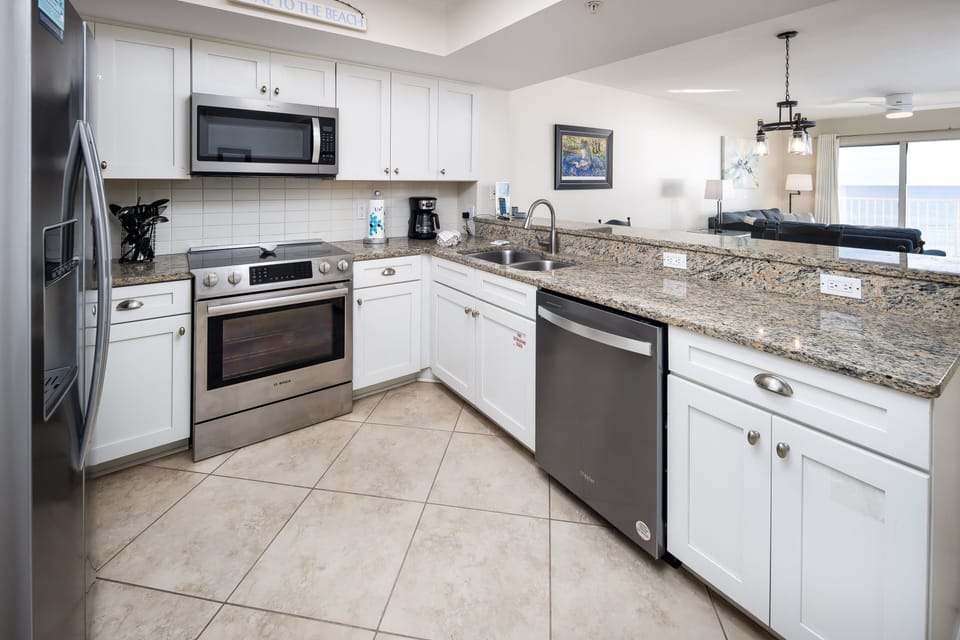 Kitchen - The full kitchen has all major appliances to make any meal, simple sandwiches for lunch or a seafood boil for dinner.