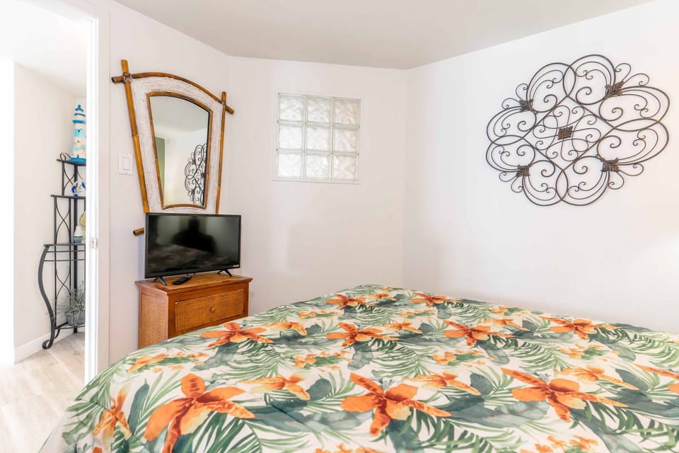 You will love starting your morning by waking up in your queen-size bed.