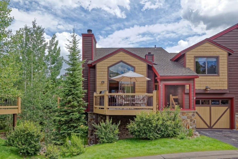 Your fabulous getaway from the Outside - Hot Tub is Behind Pine Tree