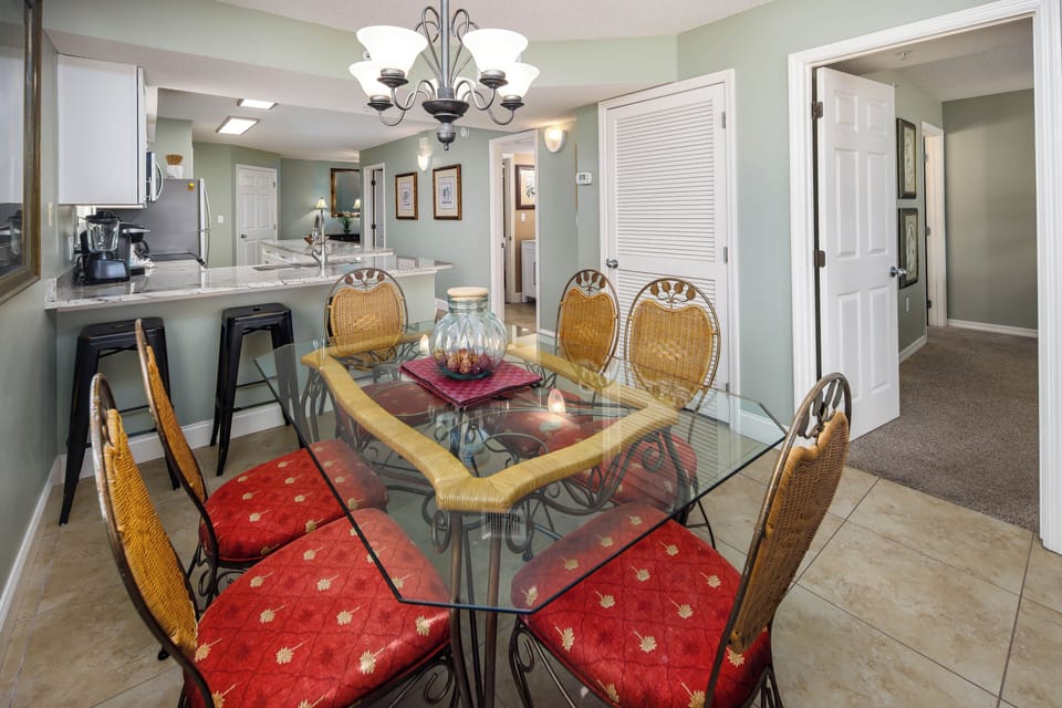 Dining Area - Great open floor plan and a nice size dining table with seating for 6 guests.