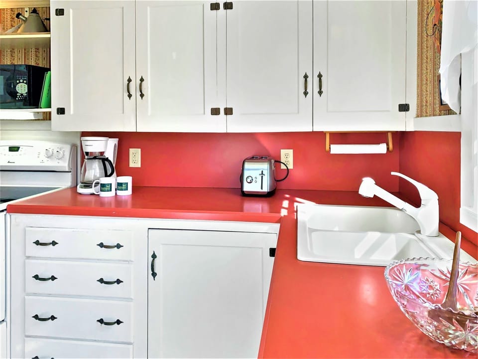 Kitchen with updated appliances - 13 Lincoln Village Harwich Port Cape Cod - Cap'n Eri - NEVR