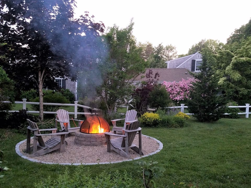 Cuddle around the glowing fire pit at night - 13 Lincoln Village Harwich Port Cape Cod - Cap'n Eri - NEVR