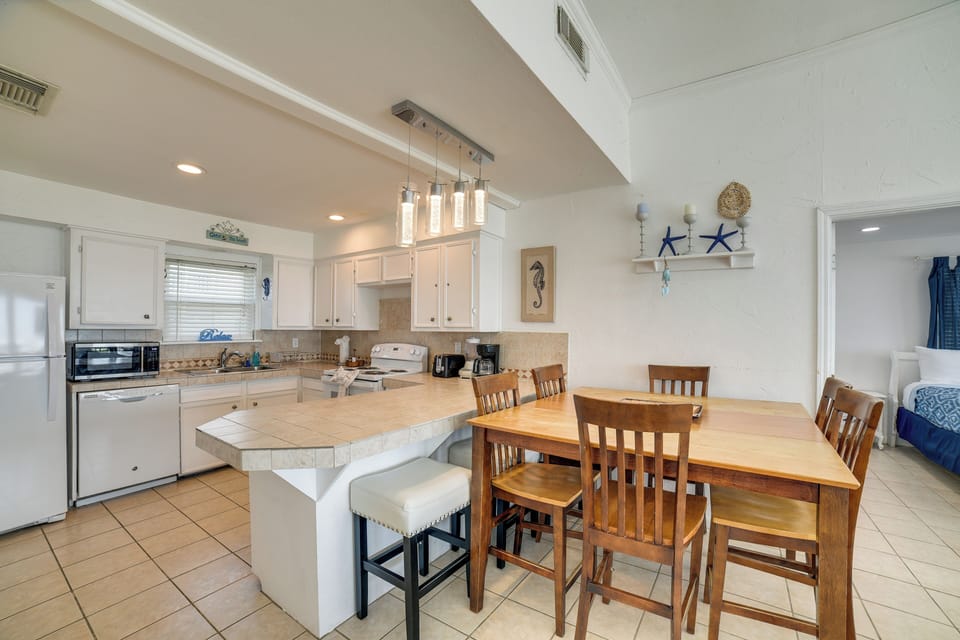 Dining Area & Kitchen | Central A/C & Heating | Blender