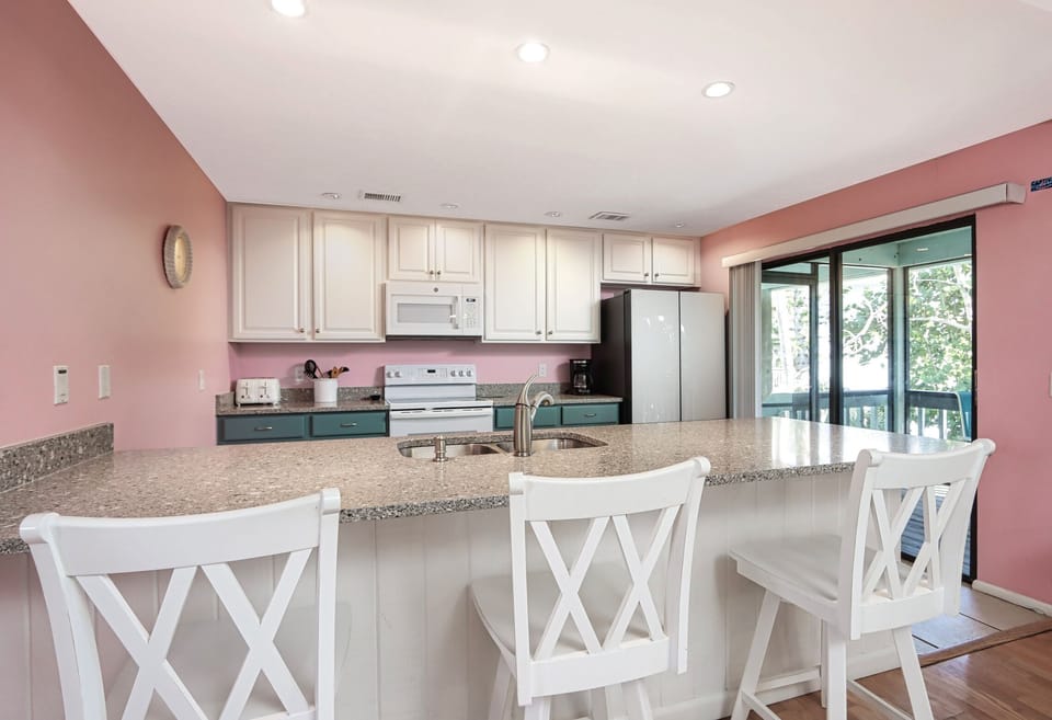 Kitchen with breakfast bar