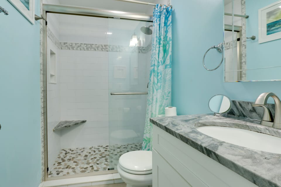 Full Bathroom | Towels Provided | Hair Dryer