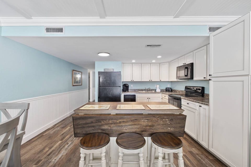 Breakfast Bar into the Kitchen
