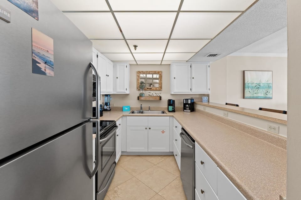 Kitchen - Just the right size and features plenty of counter space for all your cooking needs!