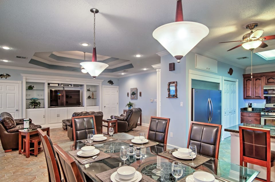 Living Room | Dining Table w/ Seats for 6