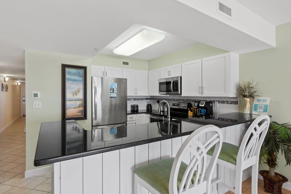 Kitchen - Enjoy a snack at the breakfast bar.