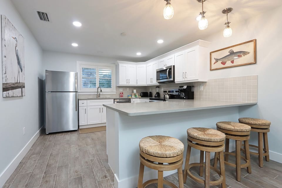 Kitchen with breakfast bar