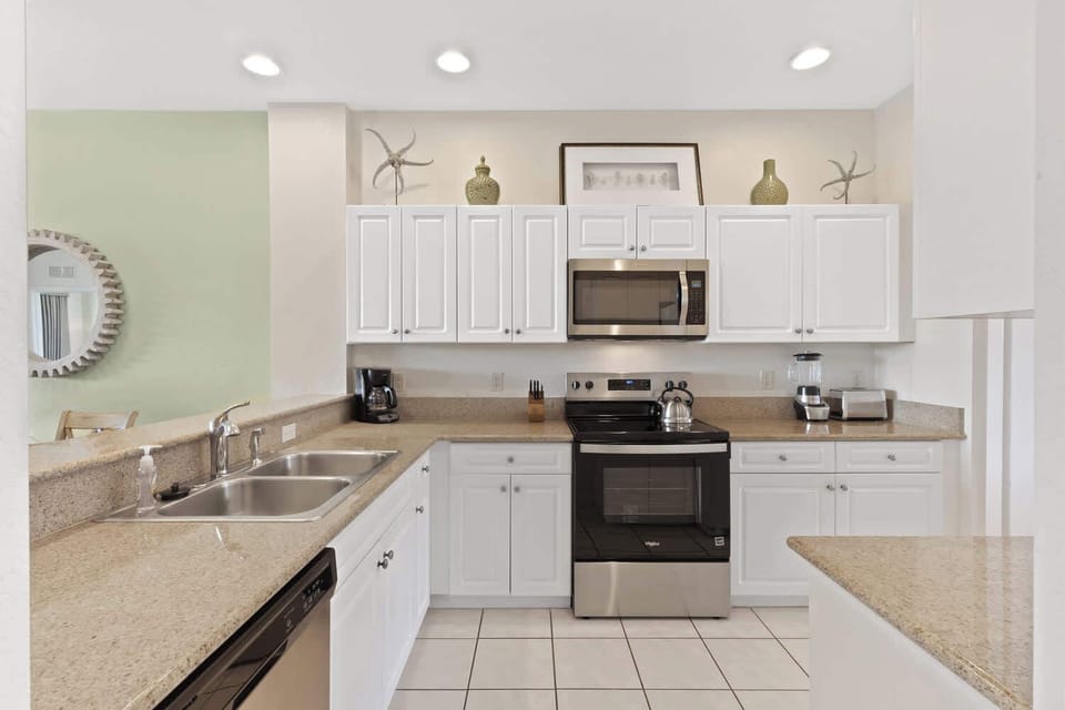 Fully Stocked Kitchen with all the Amenities! Perfect for Home Cooked Meals!