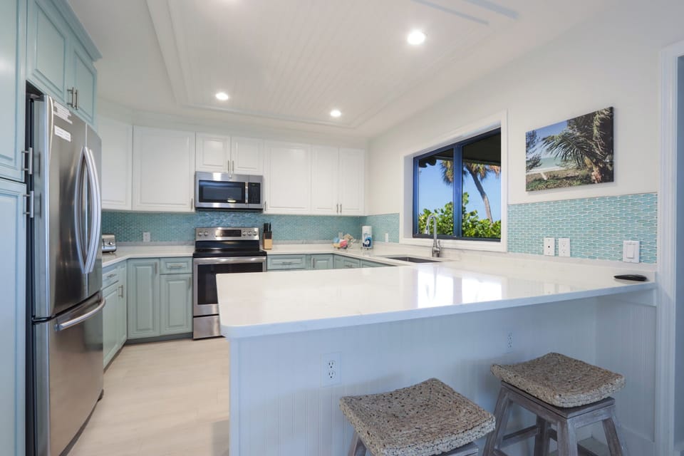 Kitchen with breakfast bar