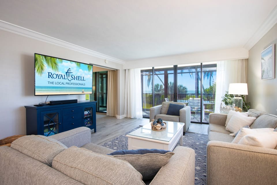 Living area with wall-mounted SmartTV