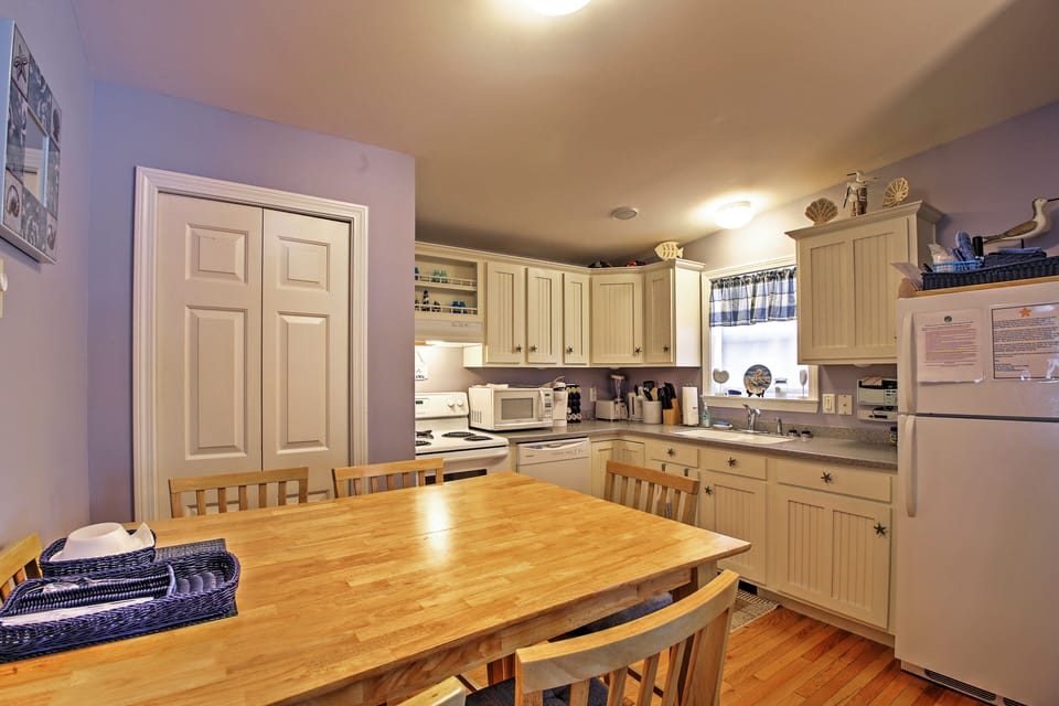 Dining Area | Dining Table | Dishware/Flatware