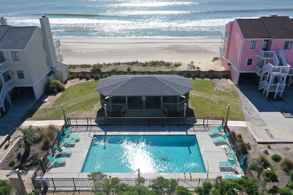 You pick - pool or ocean!