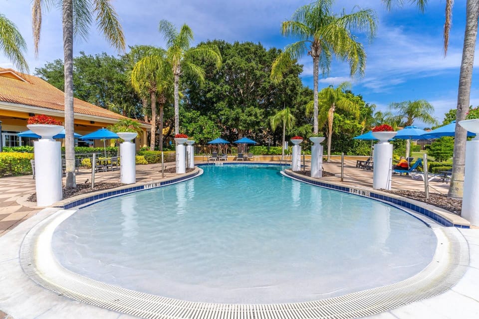 Beach entry community pool