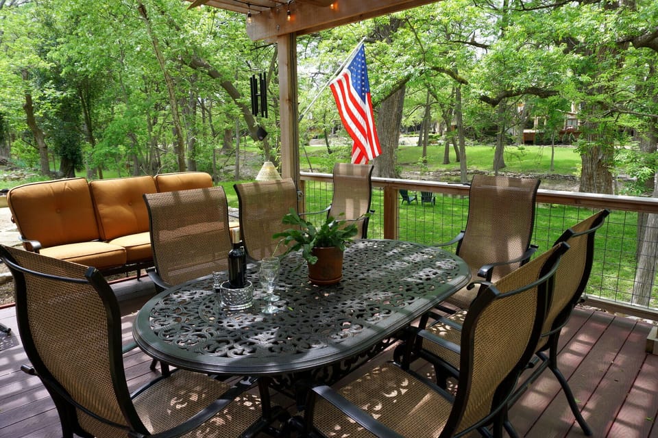 Outdoor dining under the pergola
