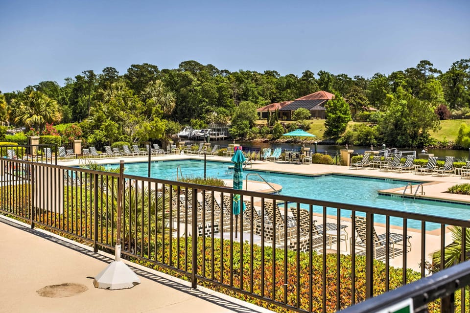 Community Amenities | Outdoor Pool