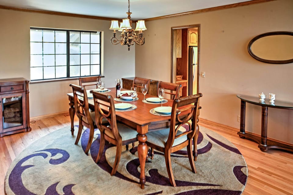 Dining Room | 1st Floor | Dishware/Flatware Provided