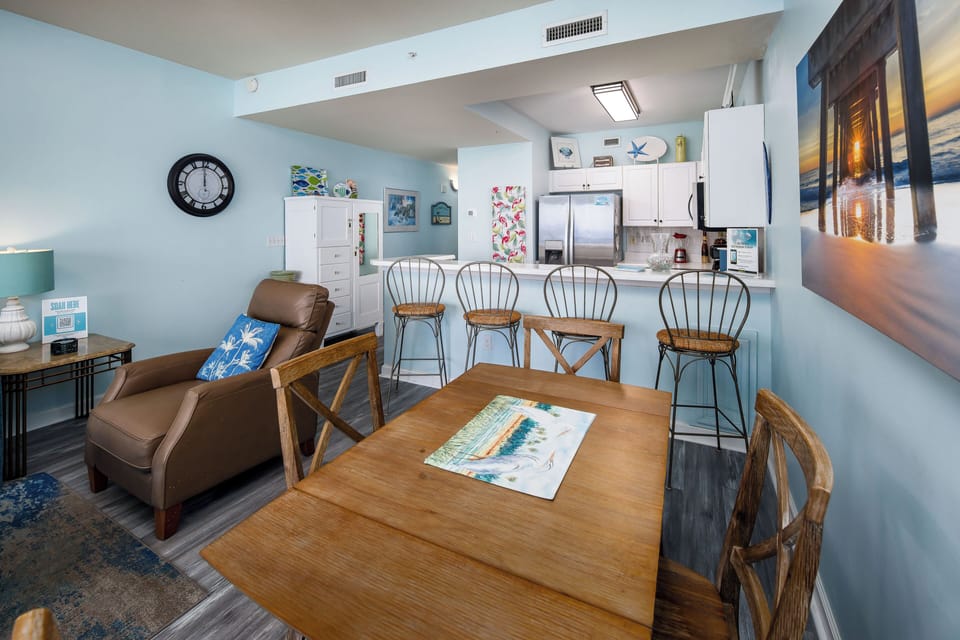 Dining Area - Seating for four