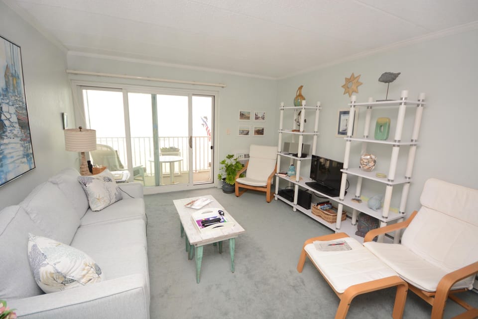 Barefoot-Country-406-LIving- Area