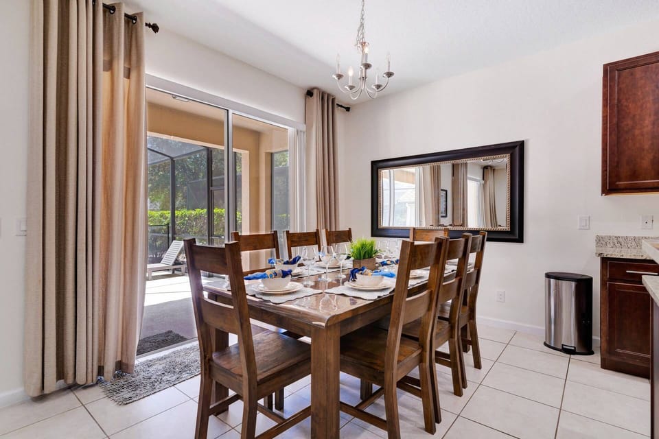 Dining area with seating for 8 (2 more seats at the bar nearby)