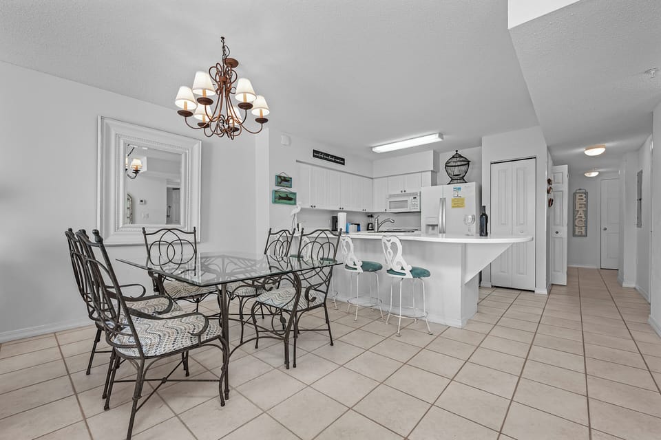 Dining area to kitchen bar