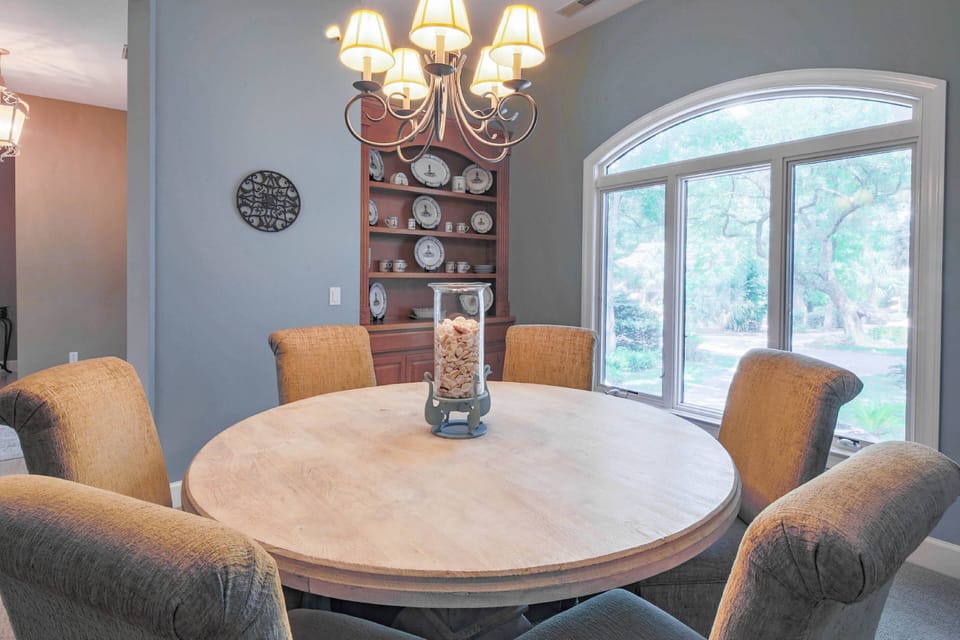 This dining table comfortably seats 6.