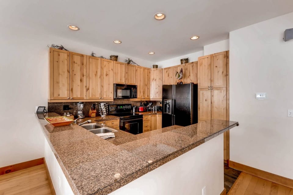 Large, Open Kitchen, Ample Storage, Fully-Equipped and Shiny Clean