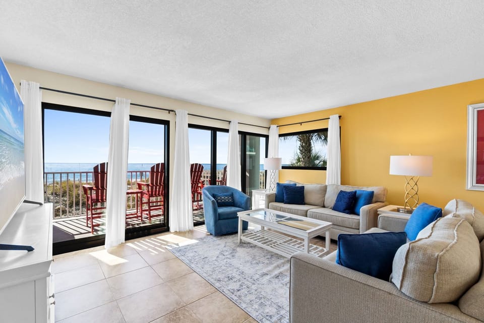 Living Room - Corner units are HARD TO FIND so when you find this unit open, BOOK IT...you do not want to miss out on these views!!