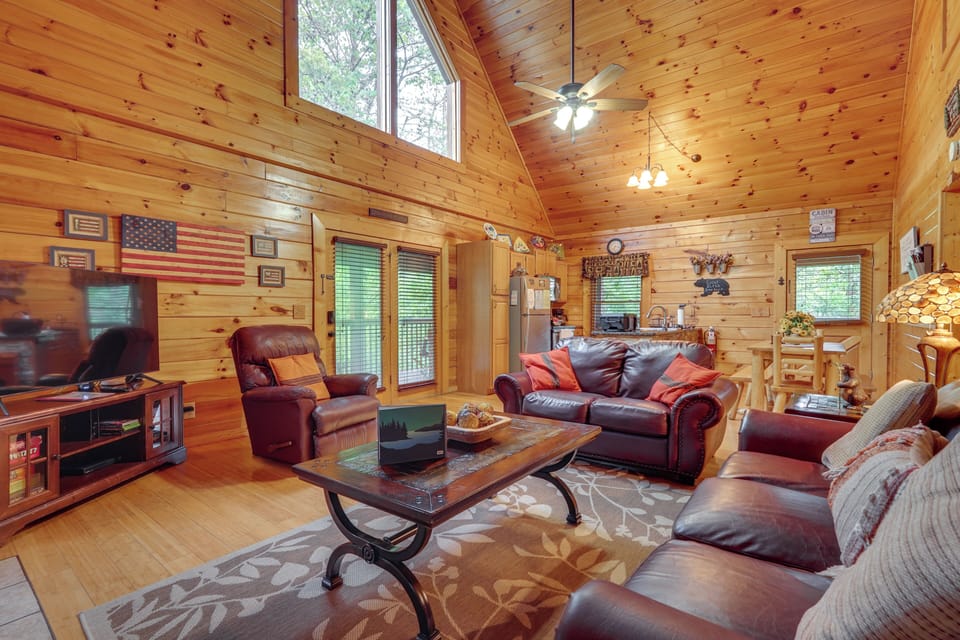 Living Room | Central A/C & Heating | DVD Player | Smart TV