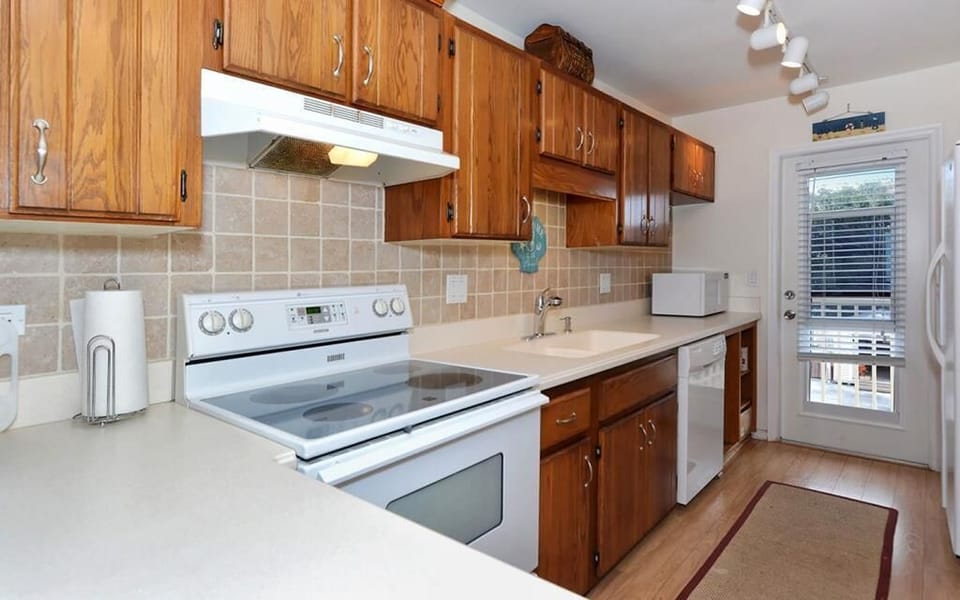 Kitchen & entrance